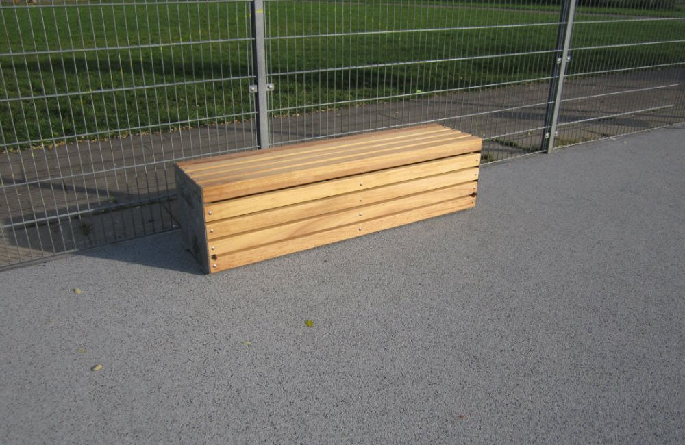 Moderne Holzbank aus Fichte auf Stahlfuß