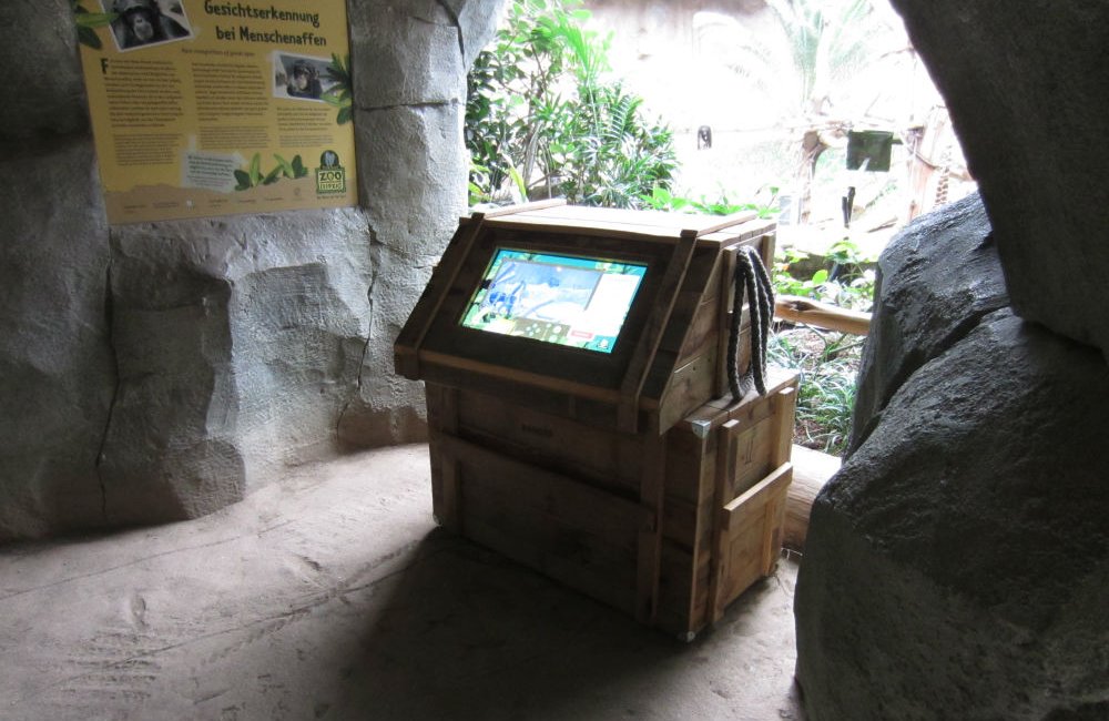 Lehrstation mit Info-Monitor bei den Amurleoparden, Zoo Leipzig