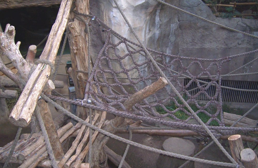 Dreieckiges Netz als Affen-Nest im Zoo Leipzig
