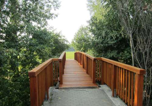 Holzbrücke aus Bilinga-Holz